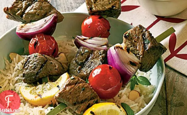 سوفلاكي لحم الضأن مع صلصة الفيتا بالنعناع