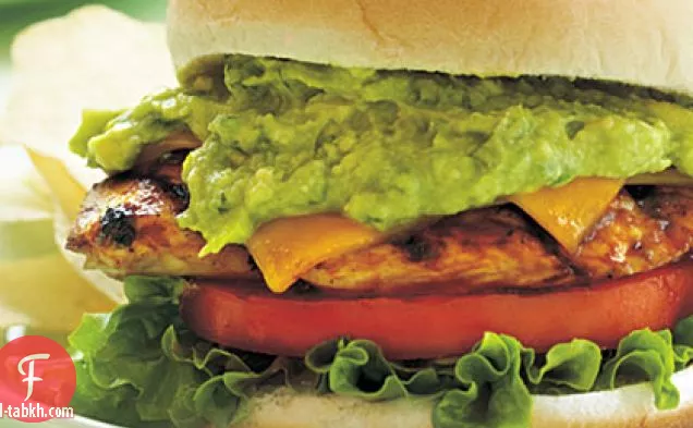 شطائر الدجاج المشوية مع الأفوكادو الحار