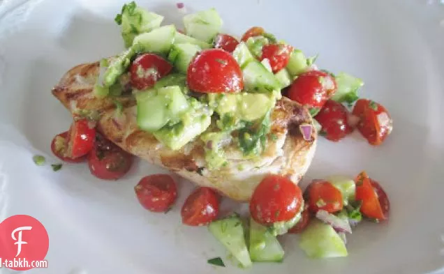 صدور دجاج مع صلصة الأفوكادو والطماطم والخيار