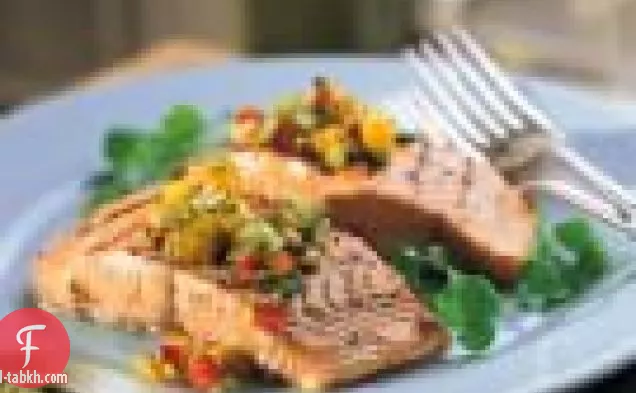 فيليه سمك السلمون المشوي مع صلصة المانجو والخيار