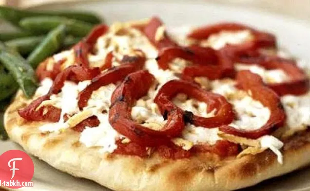 بيتزا مشوية مع التوفو المدخن والفلفل الأحمر المشوي