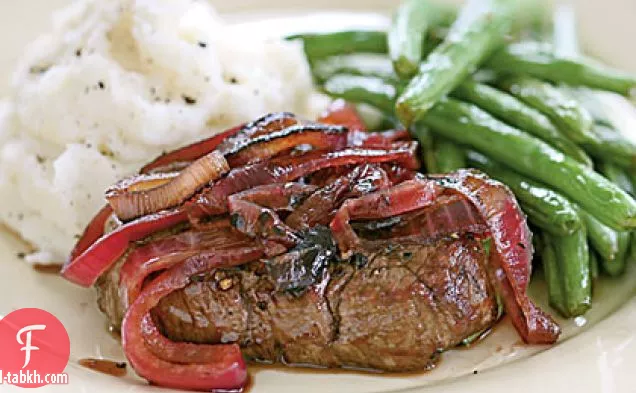 شرائح لحم المتن مع مربى البصل الأحمر