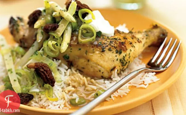 دجاج مطهو ببطء مع الهليون الأبيض وموريل سوت with مع كرمي فراشي