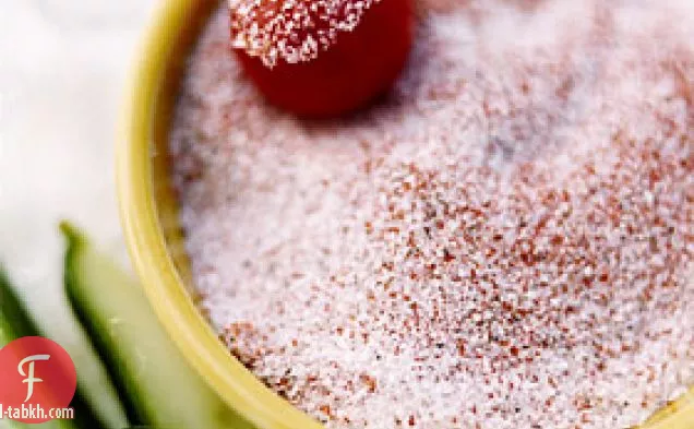طماطم كرزية ورماح خيار مع ملح متبل