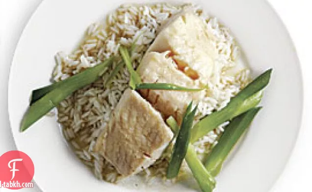 سمك القد الأسود المطهو على البخار مع البصل الأخضر ونبيذ الأرز