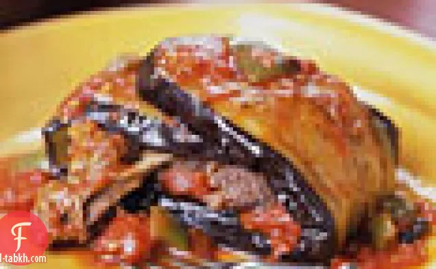 ساق لحم الضأن مطهو ببطء ملفوفة في الباذنجان