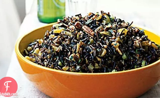 سلطة الأرز البري مع الفواكه المجففة وخل البرتقال شيري