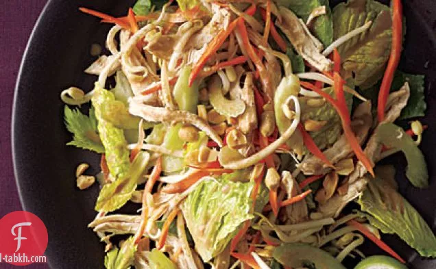 سلطة الدجاج التايلاندية مع صلصة الفول السوداني