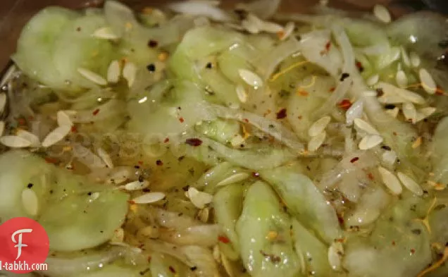 سلطة الخيار الحارة والحلوة والحامضة