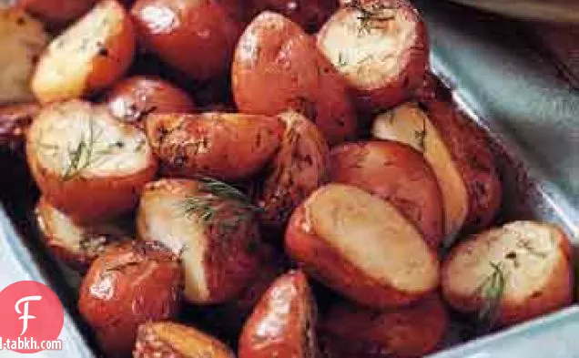 بطاطس بنية مع شبت طازج