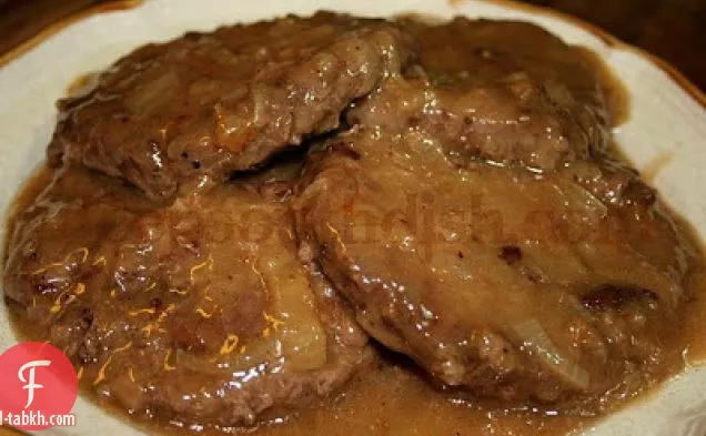 شريحة لحم همبرغر مع مرق البصل الكريمي