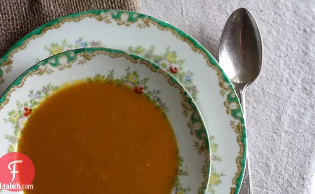 حساء القرع المحمص والجوز الاسكواش