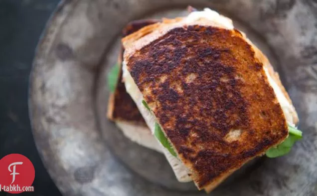 ساندويتش الجبن المشوي مع البصل المخلل