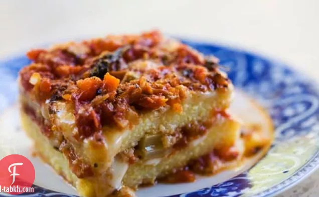 طاجن عصيدة من دقيق الذرة مع فونتينا وصلصة الطماطم