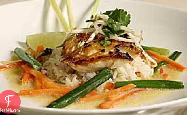 حار جوز الهند مطهو ببطء سمك القد الأسود مع الخضار الملونة