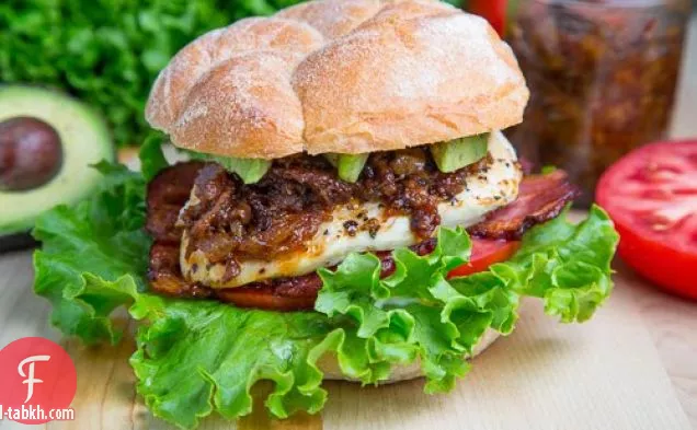 ساندويتش بيكون جام تشيكن كلوب مع الأفوكادو وشبوتل مايو