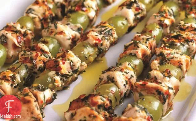 دجاج البحر الأبيض المتوسط المشوي (أو التوفو) وأسياخ العنب