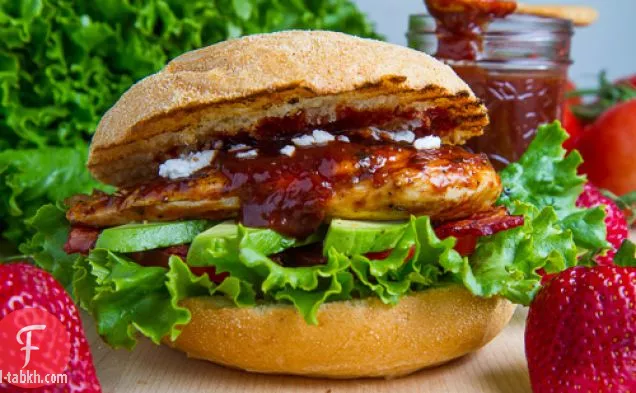 ساندوتش دجاج بالفراولة مع لحم الخنزير المقدد والأفوكادو وجبن الماعز