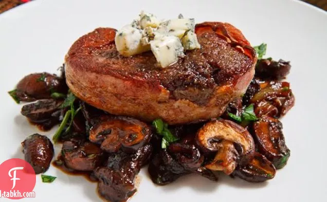 سمك فيليه ملفوف باللحم المقدد المدخن مع فطر بالكراميل مغطى بالجبن الأزرق