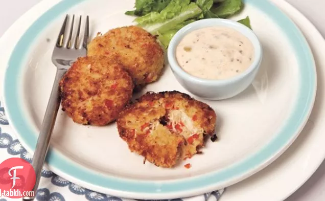 كعك السلطعون الخالي من الغلوتين مع ريموليد حار خال من الألبان