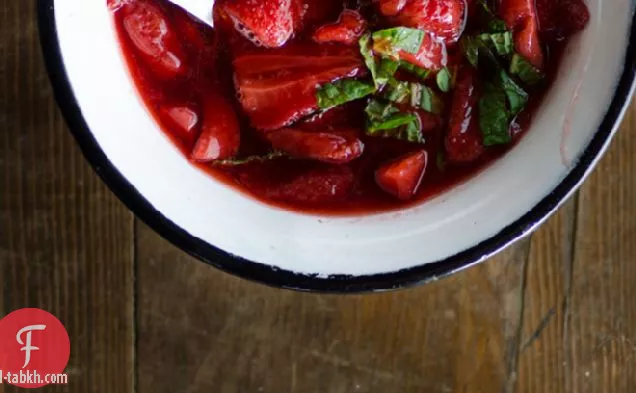 فراولة مطهية مع حبوب الفانيليا والنعناع الطازج