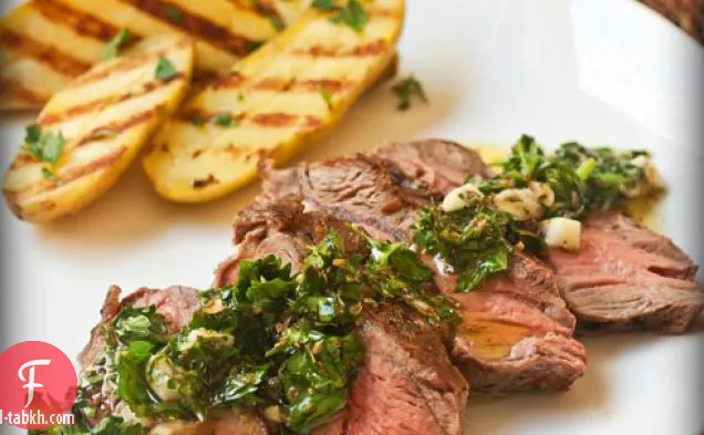 ستيك حديد مسطح مشوي مع شيميشوري وبطاطا الأصابع