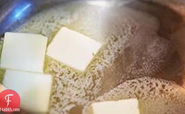 الجوز الاسكواش مع الزبدة احمر والزعتر