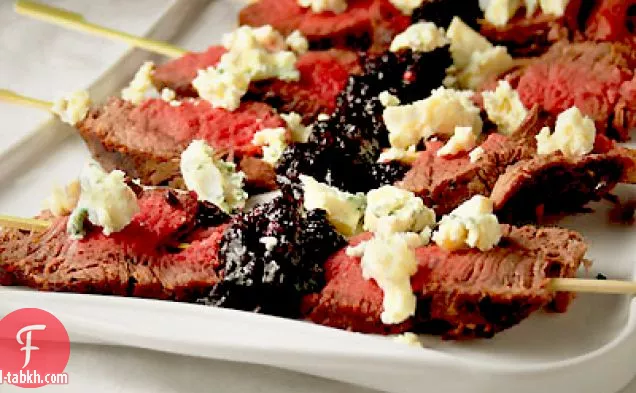 أسياخ لحم البقر المتن مع التوت البري ميناء الفلفل المذاق وجورجونزولا