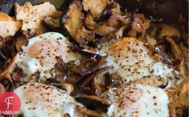 فطر سوتيه مع خبز مسطح محمص وبيض مخبوز
