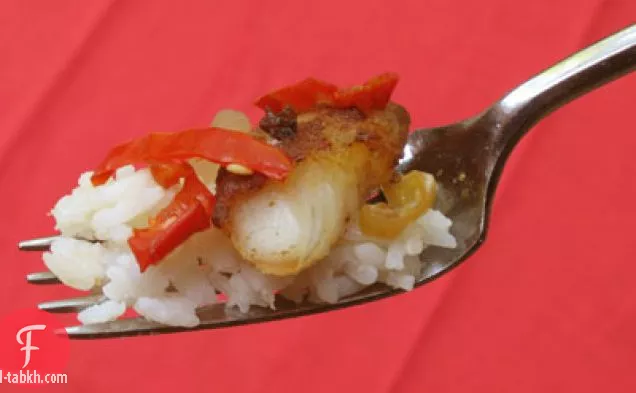 سمك السلور المقلي مع الأرز بالزبدة ومخلل الفلفل المذاق