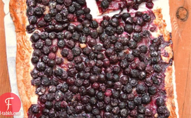 تورتة مسطحة ريفية قد تسميها بيتزا التوت الأزرق