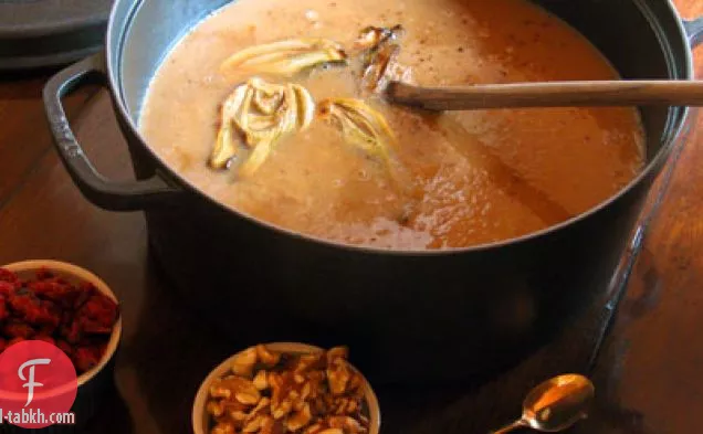 حساء الشمر المحمص مع الجوز ، ستيلتون والتوت البري المجفف