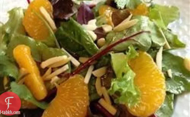 البرتقال اللوز سلطة خضراء مختلطة