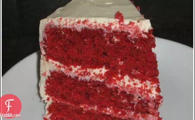 كعكة المخملية الحمراء المصنوعة من الزنبق الأبيض