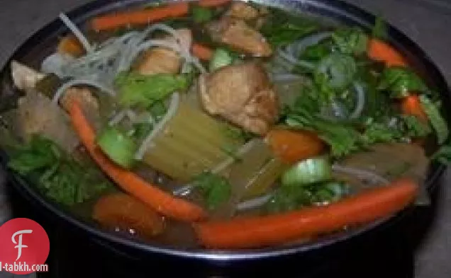 حساء المعكرونة التايلاندية بالدجاج الحار