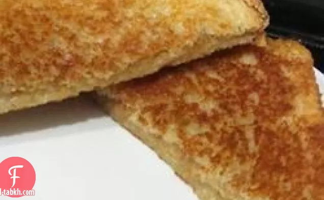 ساندويتش الجبن المشوي وزبدة الفول السوداني