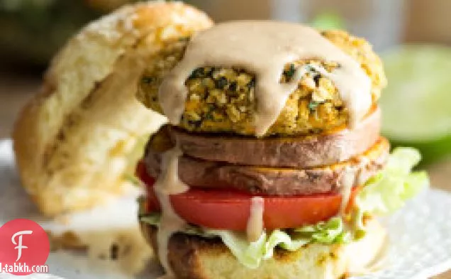 برجر نباتي بطاطا حلوة تايلاندية مع صلصة الفول السوداني الحارة