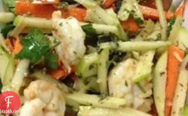 سلطة التفاح الأخضر والجيكاما والجمبري مع النعناع والليمون وصلصة ديجون