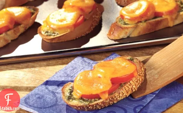 خبز محمص بالجبن والبيستو