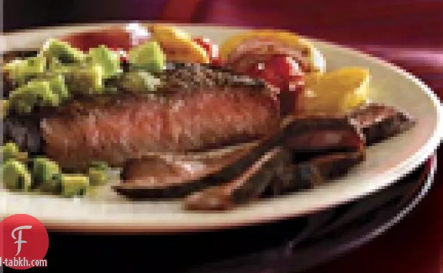 الكمون-يفرك شرائح اللحم مع الأفوكادو السالسا الأخضر