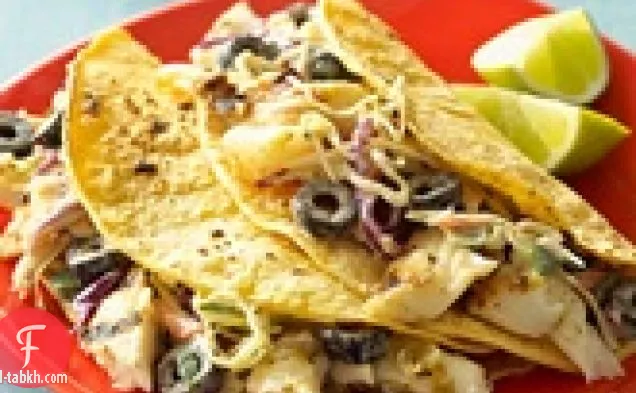 سندويشات التاكو سهلة السمك المشوي مع صلصة الكريمة الحامضة الخالية من الألبان