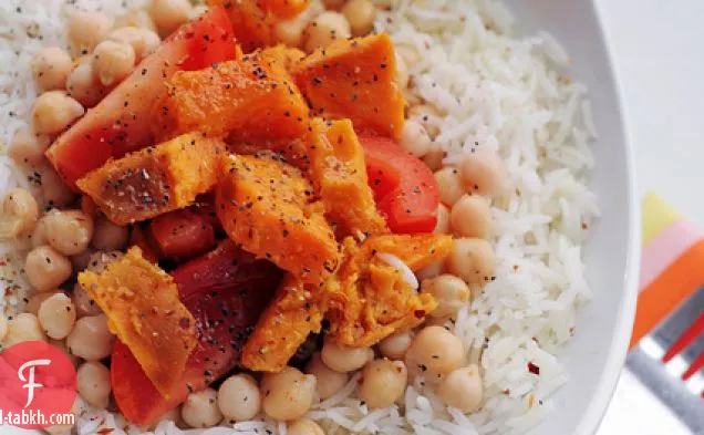 الأرز الأبيض والبطاطا الحلوة والطماطم