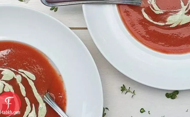 شوربة طماطم مبردة مع كريمة خضراء مخفوقة