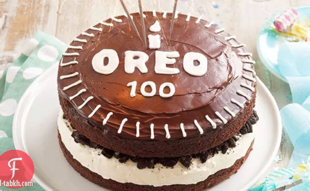 كعكة الاحتفال أوريو المغطاة بالشوكولاتة