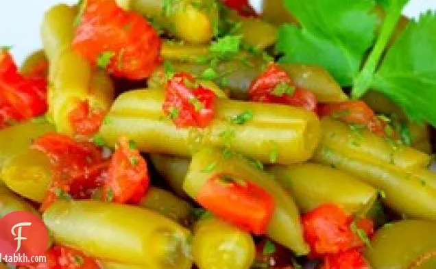 فاصوليا خضراء حارة وحارة مع الطماطم