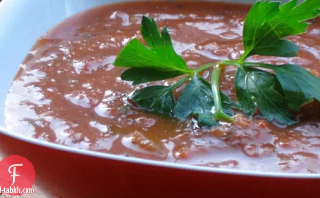 حساء الطماطم مع الثوم المحمص والأعشاب