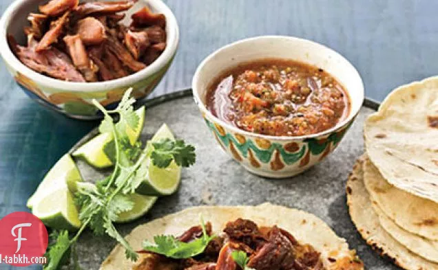 المعكرونة والتوفو ولحم الخنزير والملفوف الصيني في مرق الزنجبيل