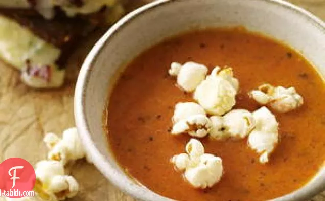 شوربة طماطم سموكي مع جبنة صغيرة مشوية