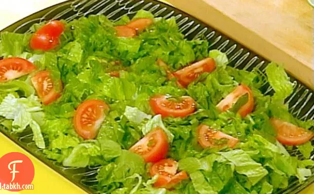 الفاصوليا المقلية الحارة والخس والطماطم والليمون