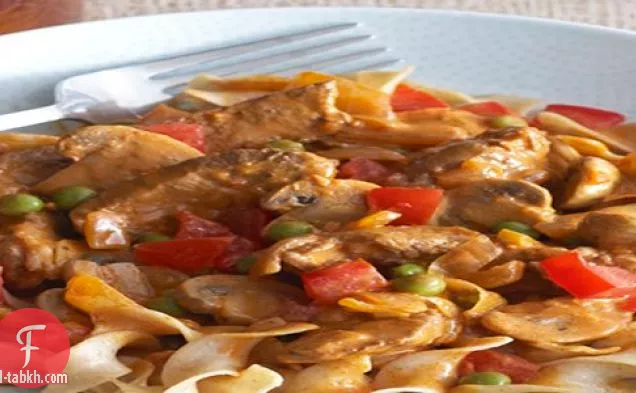 لحم بقري كريمي وفطر مع نودلز